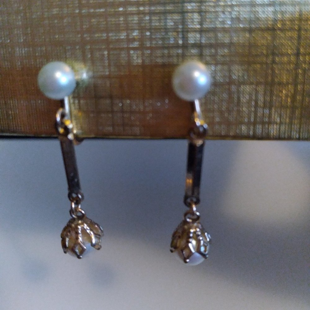 Vintage dangling pearl screw on earrings- Circa 1960s - Picture 4 of 4